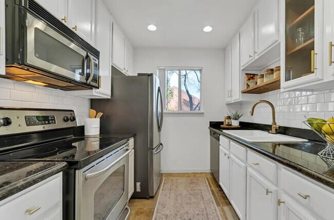 Foto del edificio - Charming 1 bedroom condo centrally located...