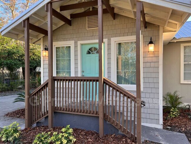 Building Photo - 4550 Crescent St