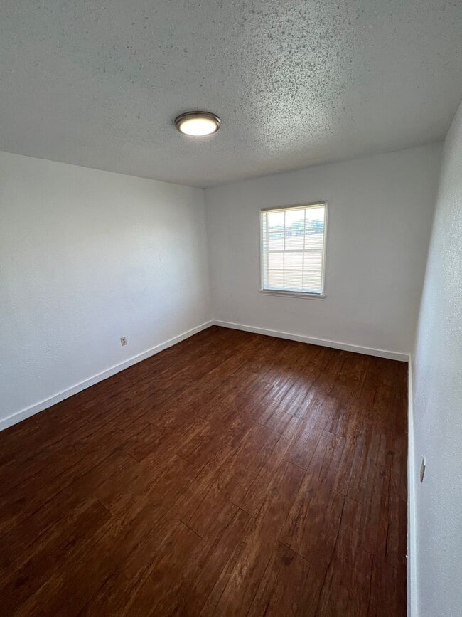 Building Photo - 4202-35