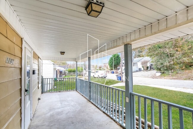 Building Photo - 3 Bedroom Home with large Deck and Backyar...