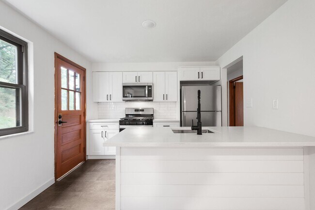 Building Photo - AVAILABLE SEPT 1ST!! BEAUTIFUL 3 BEDROOM I...