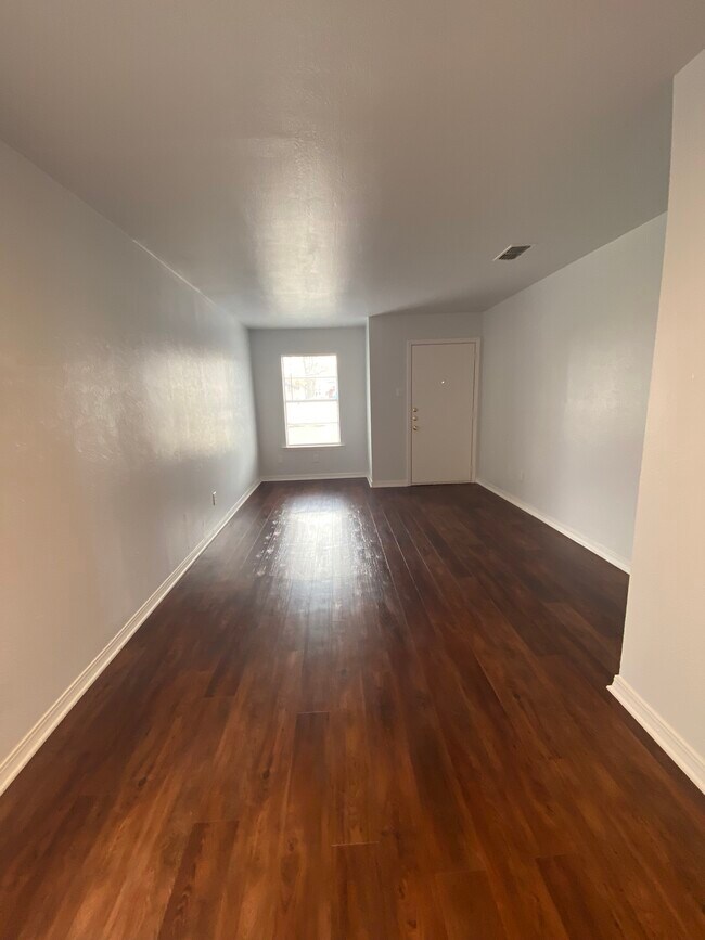 Foto del edificio - 102 W Shofner Dr