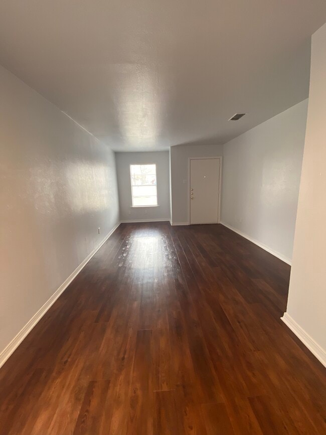 Building Photo - 102 W Shofner Dr