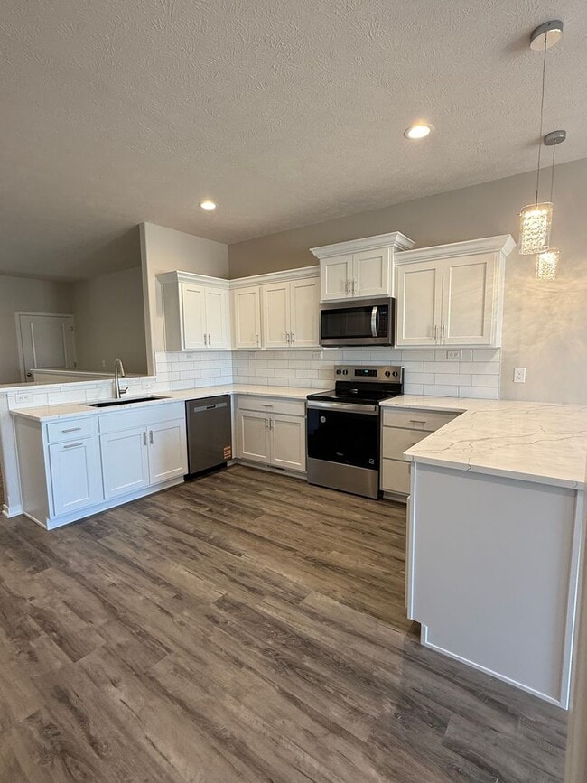 Building Photo - Ranch townhome with 2 stall garage. Spacio...