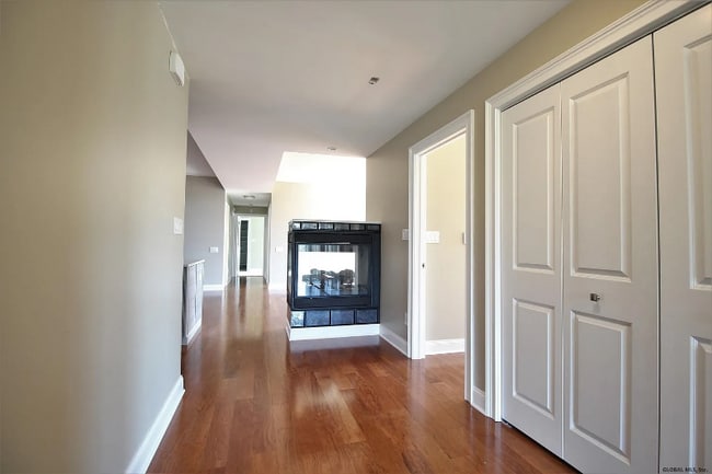 Building Photo - 713 Lois Ln