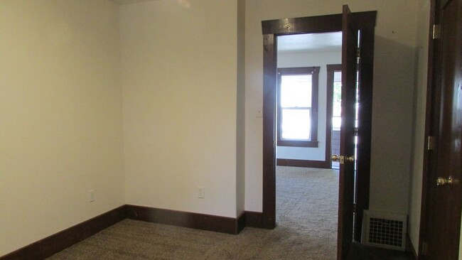 Building Photo - 516 N Lincoln Ave