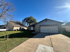 Building Photo - 16143 Little Cypress Ln