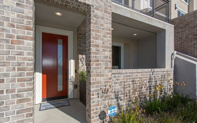Building Photo - Beautiful contemporary design home in Bres...