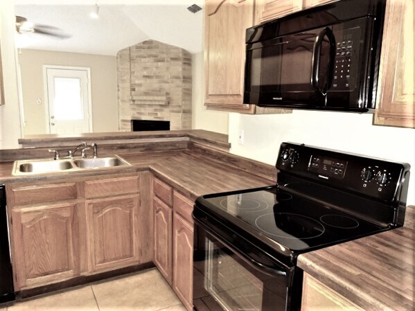 Building Photo - 9512 Woodland Hills