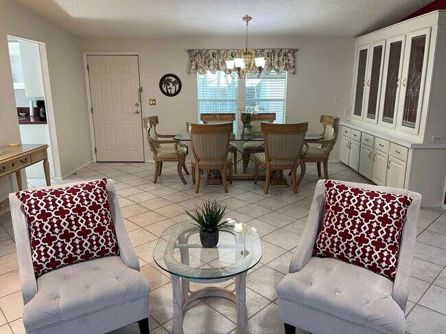 Foto del edificio - **Beautifully Furnished** 2-Beds plus Den*...