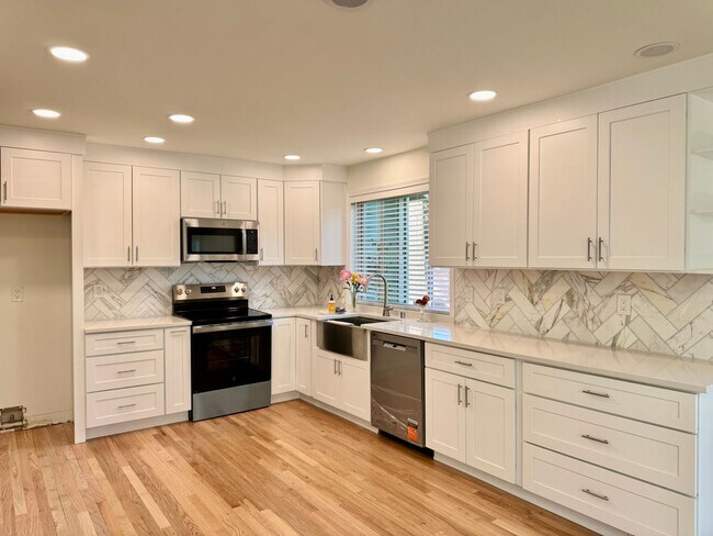 Building Photo - Fantastic Redmond Location!!!