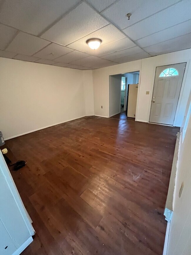 Building Photo - 305 W Linn St