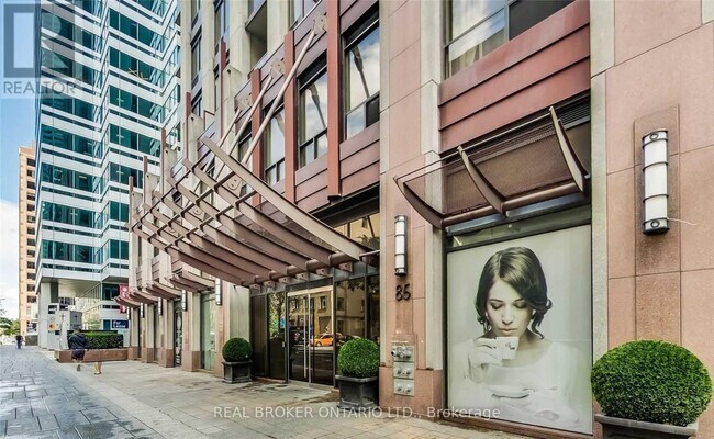 Photo du bâtiment - 85 Bloor St E