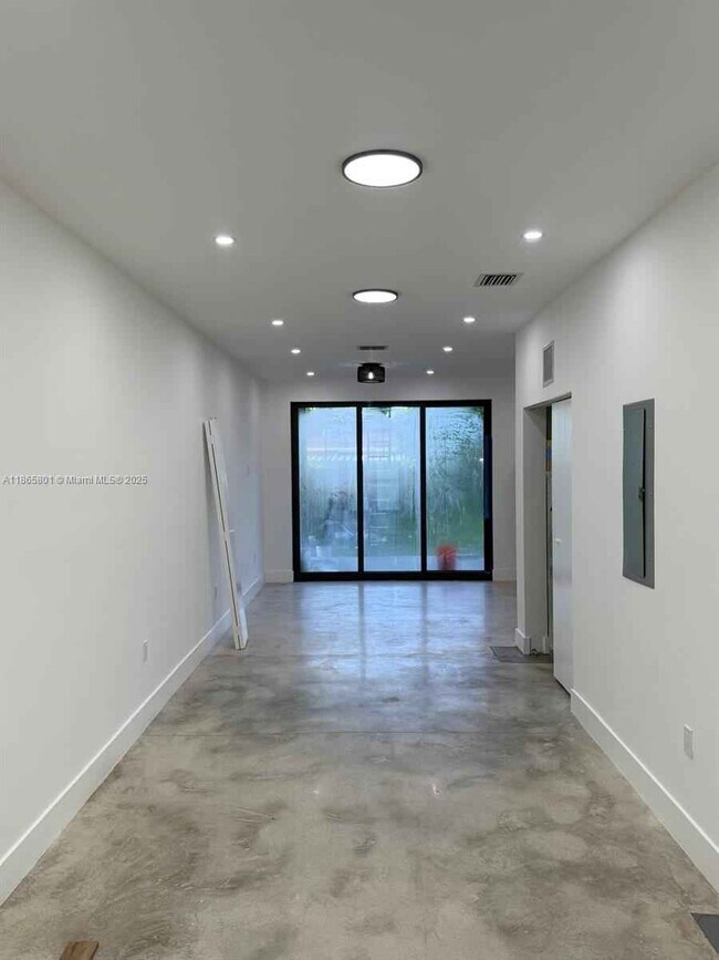 Foto del edificio - Northwest 99th Terrace, Miami, FL 33147 - 4 BR 3 BA townhouse