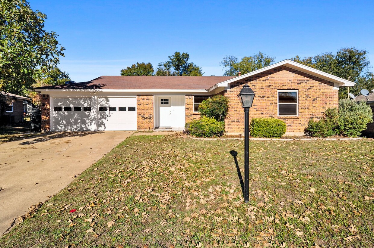 Primary Photo - Charming Aledo Neighborhood