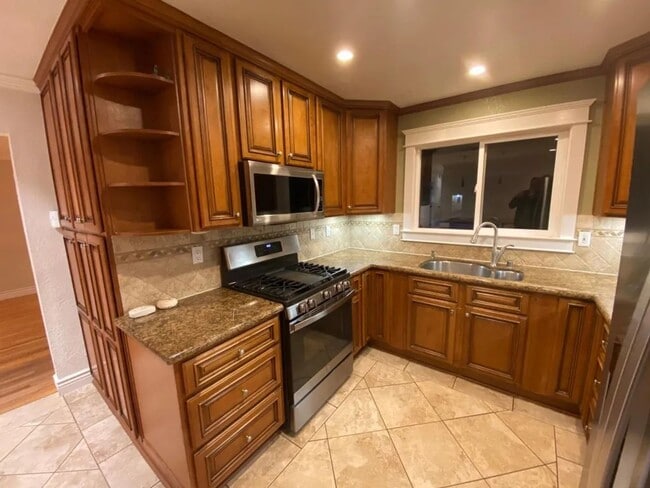 Foto del edificio - Charming 3-Bedroom Home in a Family Friend...