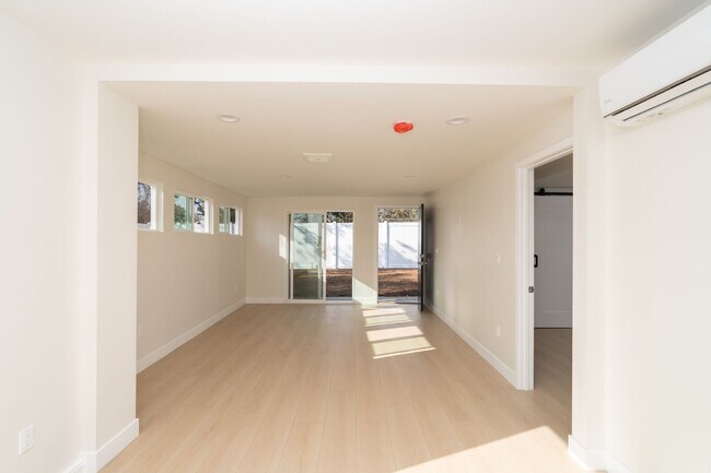 Foto del edificio - BEAUTIFULLY RENOVATED 2 BEDROOM 2 BATHROOM UNIT IN ARCADIA!!