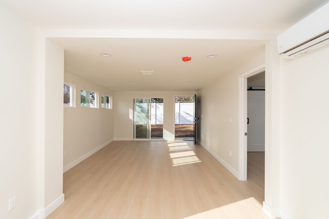Building Photo - ***OPEN HOUSE SUNDAY APRIL 27, 2025 from 5...
