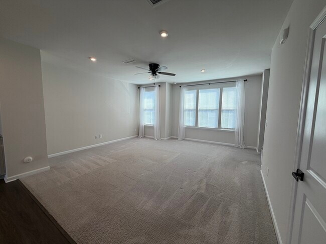 Foto del edificio - 677 Crudent Rd