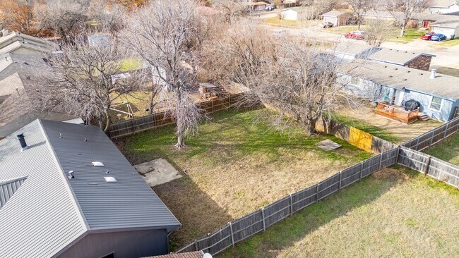Building Photo - 3 Bedroom Norman House Available