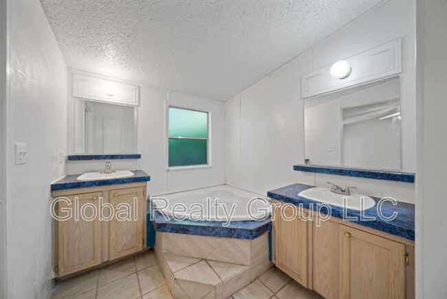 Foto del edificio - 106 Haeckerville Rd