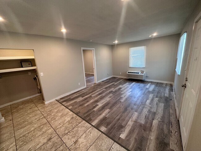 Building Photo - 821-823 S Terrace Dr