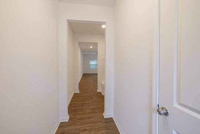 Building Photo - 3 br townhome Walking Distance to Downtown...