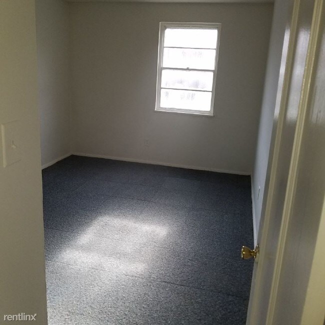 Building Photo - 978 Debbe Ln