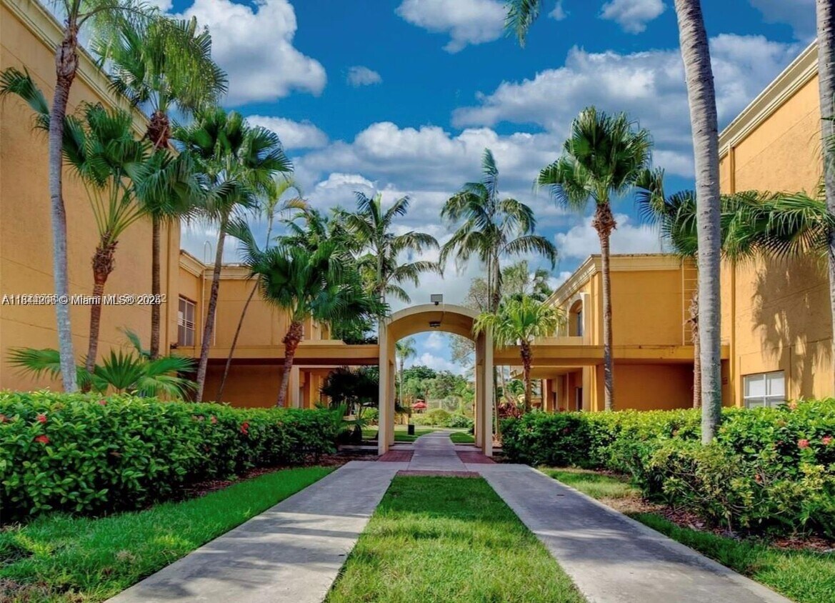 Foto del edificio - 18051 NW 68th Ave