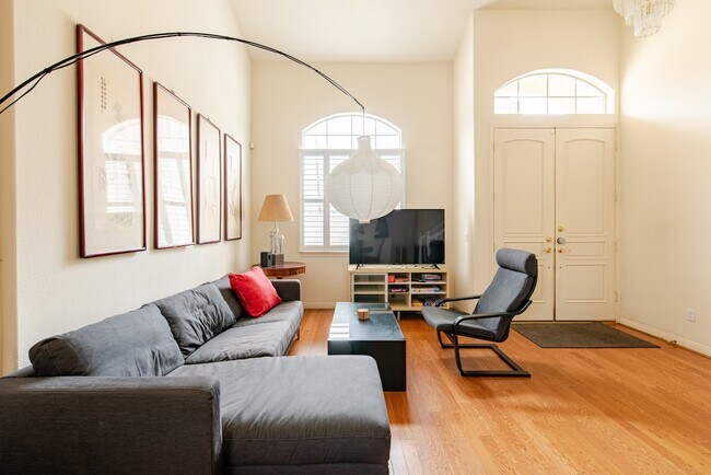 Entrada y sala familiar - 199 N Lincoln Ave