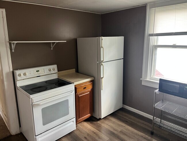 Simple and clean kitchen - 830 W Jefferson St