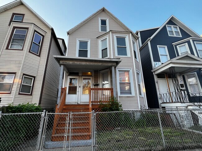 Building Photo - 3610 W Diversey Ave