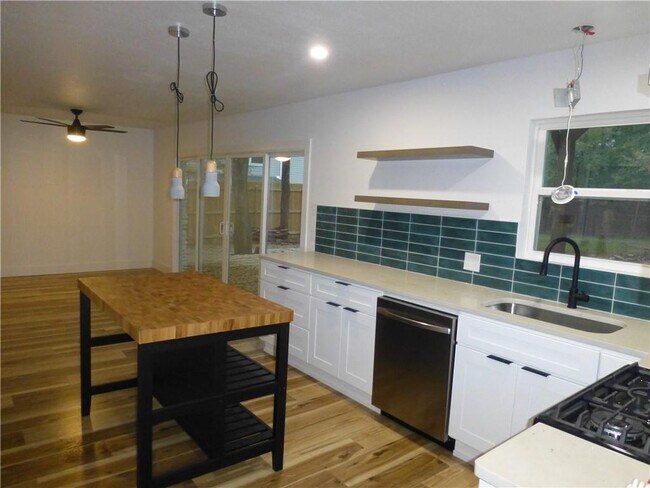 Building Photo - 2409 Princeton Dr