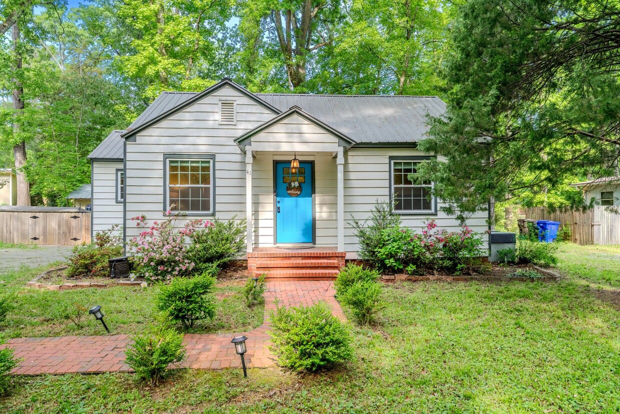 Foto principal - Available Early August! Beautiful 3-bedroo...