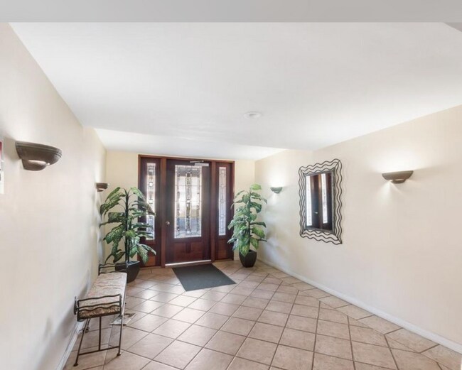 Building Entry - 1831 Prosser Ave