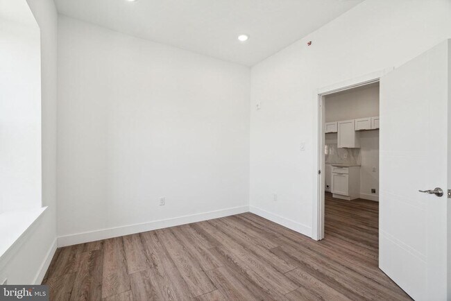 Building Photo - 5164 Ridge Ave