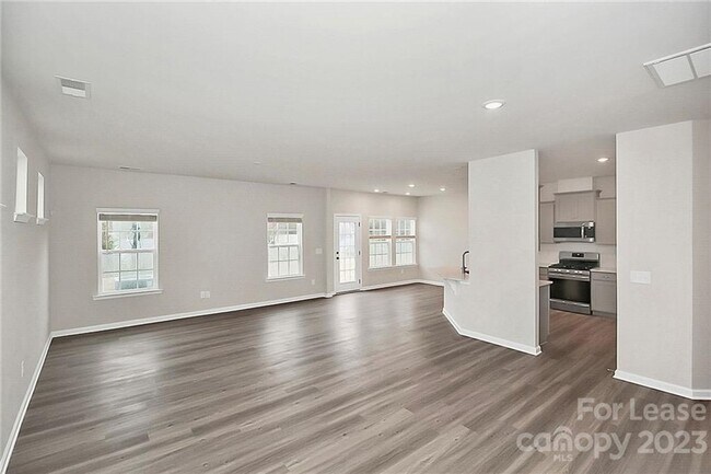 Foto del edificio - Stunning Almost New Home in desirable Chat...