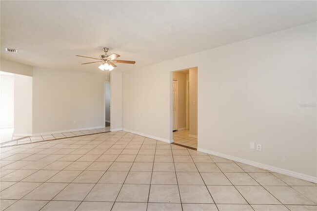 Foto del edificio - 301 Farmbrook Rd