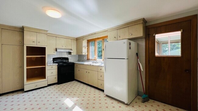 Building Photo - 252 Linden St
