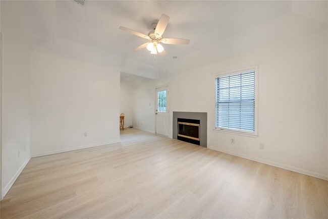 Building Photo - 1702 Ireland Dr