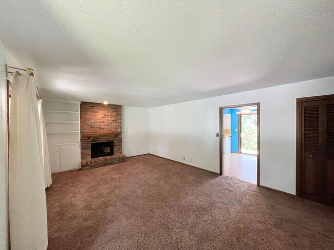 Building Photo - Comfortable 3 Bedroom 2 Bath House in Beautiful Neighborhood