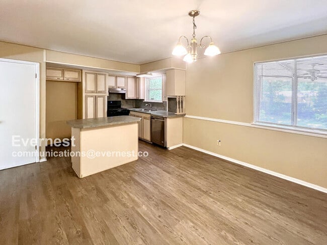 Building Photo - 401 Oak Ln
