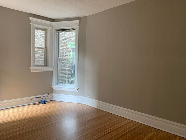 Building Photo - 835 N Damen Ave