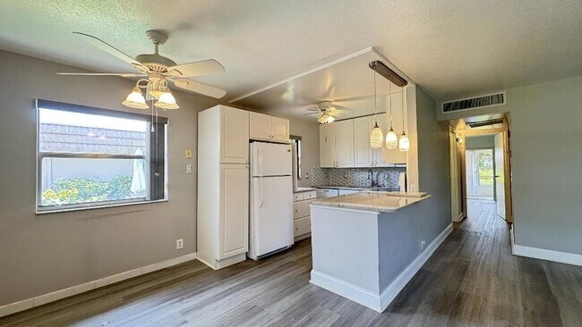Building Photo - 220 Seville Dr