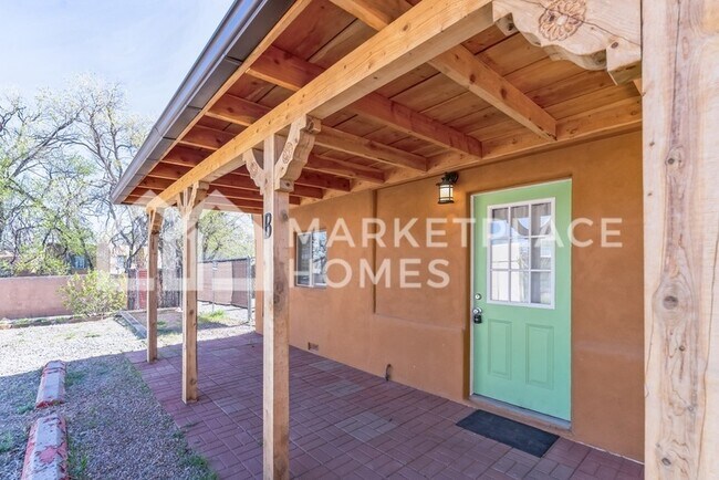 Building Photo - 913 1/2 Old Pecos Trail