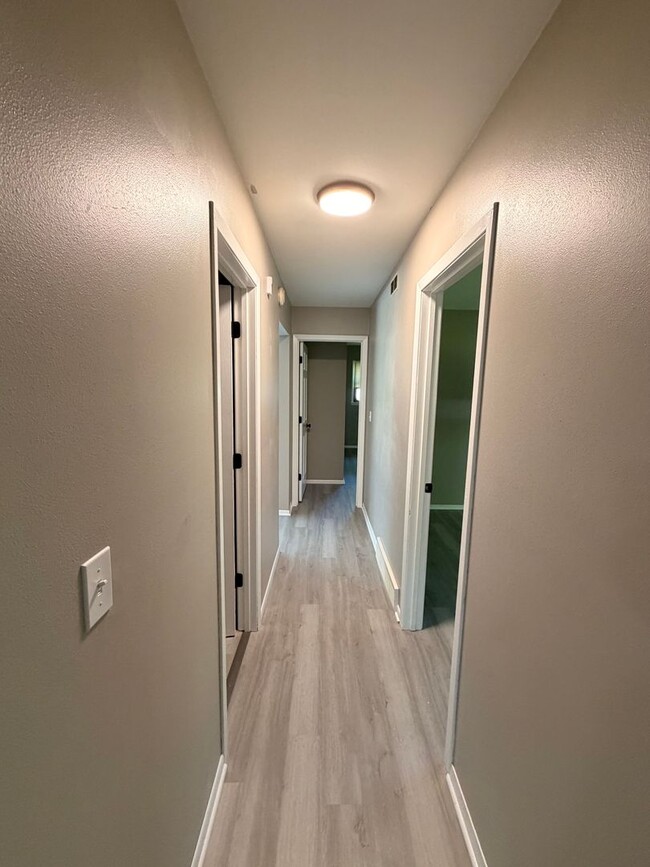 Building Photo - 3 Bed/1 Bath Home with Garage Parking!!