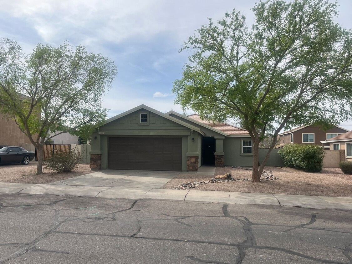 Foto principal - 3 bedroom 2 bath home in Apache Junction