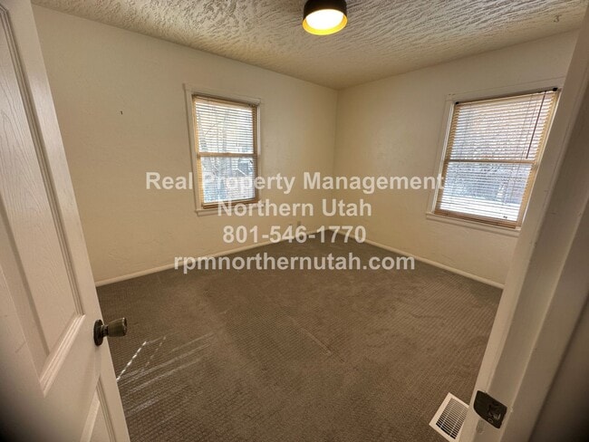 Building Photo - Lovely 4 Bedroom  2 Bath House Available i...