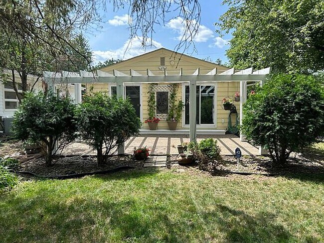 Building Photo - Charming Single Family Home to-fantastic f...