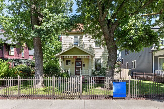 Building Photo - Gorgeous Victorian in the Old Northside!